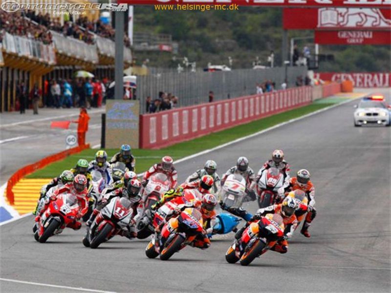 021211 204920 2011 valencia turn1 crash