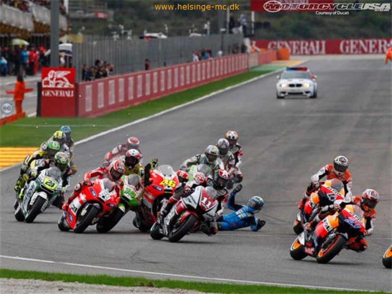 021211 204921 2011 valencia turn1 crash